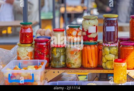 Eingelegtes Gemüse in Mason Jars Lebensmittel Erhaltung für den Winter Stockfoto