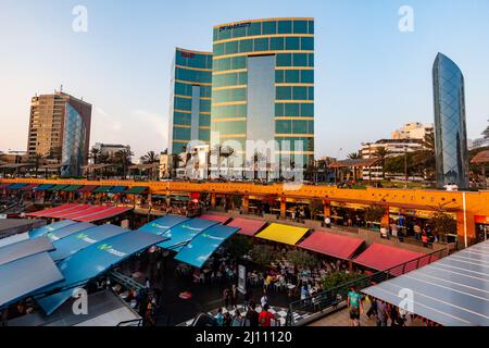 Golden Hour Blick auf moderne Gebäude rund um Larcomar Mall in Miraflores, Lima, Peru Stockfoto