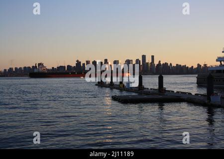 Vancouver Downtown vom Lonsdale Quay in North Vancouver, British Columbia, Kanada aus gesehen Stockfoto