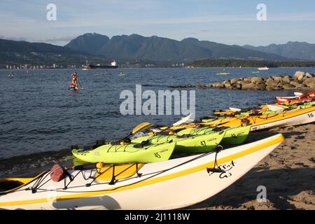 Kajaks am Kitsilano Beach, Vancouver, British Columbia, Kanada Stockfoto