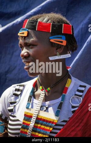 Frau am Markt. Untere Omo Fluss, Äthiopien Stockfoto