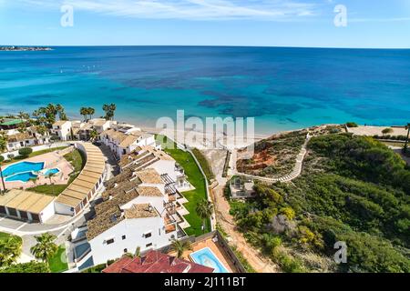 Drohne aus der Vogelperspektive Dehesa de Campoamor Stadtbild mit Sandstrand, spanisches Resort an der Costa Blanca. Reise- und Tourismuskonzept, Provinz o Stockfoto