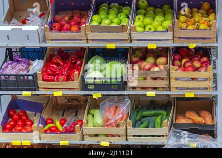 Frisches Obst und Gemüse in Kisten im Big Rack Stockfoto