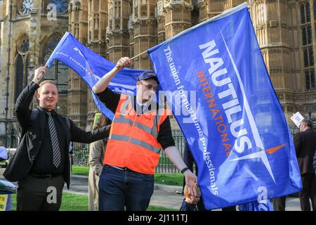 Westminster London, Großbritannien. 21. März 2022. Mitglieder und Vertreter der RMT, der Nautilus-Gewerkschaft und der entlassenen P&O-Fährangestellte werden von Abgeordneten begleitet, darunter Jeremy Corbyn, Angela Rayner, John McDonnell, Barry Gardiner und andere, die sich vor dem Parlament versammeln, um gegen die kurzfristige Entlassung von etwa 800 Mitarbeitern der P&O zu protestieren. Kredit: Imageplotter/Alamy Live Nachrichten Stockfoto