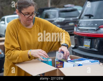 Warrington, Usa. 20. März 2022. Mindy Valetto-Versammler sortieren Gegenstände, die eingepackt werden sollen, wenn Spenden während einer Spendenaktion aufgegeben werden, um Gegenstände zu sammeln, die den Opfern des Russland-Ukraine-Krieges helfen sollen, Sonntag, 20. März 2022, in der St. Anne's Ukrainisch Catholic Church in Warrington, Pennsylvania. ( Kredit: William Thomas Cain/Alamy Live News Stockfoto