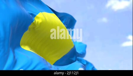 Detail der Nationalflagge von Palau, die an einem klaren Tag im Wind winkt. Palau ist ein Inselstaat im westlichen Pazifik. Selektiver Fokus. Stockfoto