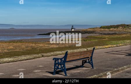 Portishead Beach von der Esplanade Road mit Blick auf den Battery Point Lighthouse, Somerset, England Stockfoto