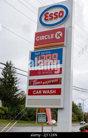 Ottawa, Kanada - 16. Oktober 2021: Beschilderung mit Geschäften und Unternehmen in der Nähe der Tankstelle Stockfoto