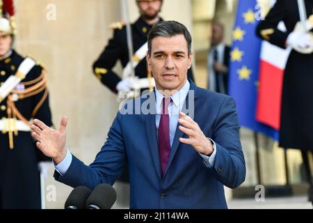 Der spanische Premierminister Pedro Sanchez spricht vor einem Treffen im Präsidentenpalast von Elysee mit dem Emmanuel Macron Palast in Paris am 21. März 2022 vor Journalisten. Foto von Victor Joly/ABACAPRESS.COM Stockfoto