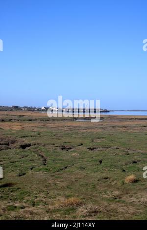 Blick vom Lune Estuary Coastal Path am Condor Green über den Fluss Condor und den Rand des Flusses Lune zum Kai am Glasson Dock bei Flut. Stockfoto