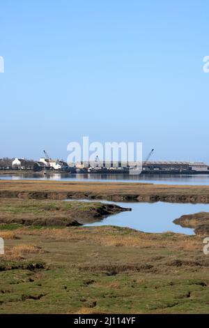 Blick vom Lune Estuary Coastal Path am Condor Green über den Fluss Condor und den Rand des Flusses Lune zum Kai am Glasson Dock bei Flut. Stockfoto