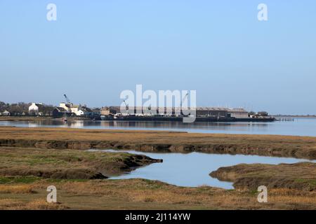 Blick vom Lune Estuary Coastal Path am Condor Green über den Fluss Condor und den Rand des Flusses Lune zum Kai am Glasson Dock bei Flut. Stockfoto