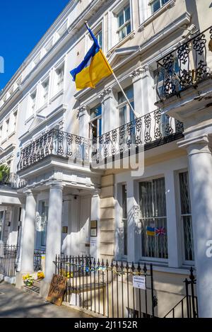 Konsulat der Ukraine, Visumsektionsbüro der Botschaft der Ukraine, in Kensington Park Road, London, Großbritannien. Plakate und Blumen der Unterstützung während des Krieges Stockfoto