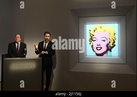 New York, USA. 21. März 2022. Marc Porter, Vorsitzender von Christie's Americas (L), sieht sich als Christie's Chairman, 20. und 21. Century Art, Alex Rotter gibt bekannt, dass Christie's Angebot Andy Warhols Shot Sage Blue Marilyn Gemälde von Marilyn Monroe während der Mai Marquee Week of Sales bei Christie's in New York, NY, 21. März, anbieten wird. 2022. Die Arbeit geht an Christie's von der Thomas and Doris Ammann Stiftung Zürich und alle Einnahmen aus dem Verkauf kommen der Stiftung für ihre Wohltätigkeitsorganisationen zugute. (Foto von Anthony Behar/Sipa USA) Quelle: SIPA USA/Alamy Live News Stockfoto