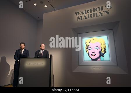 New York, USA. 21. März 2022. Alex Rotter, Chairman von Christie, 20. und 21. Century Art (l.), sieht sich an, wie Marc Porter, Chairman von Christie's Americas, nach der Ankündigung, dass Christie's während der Mai Marquee Week of Sales bei Christie's in New York, NY, Andy Warhols Shot Sage Blue Marilyn Gemälde von Marilyn Monroe anbieten wird, 21. März 2022. Die Arbeit geht an Christie's von der Thomas and Doris Ammann Stiftung Zürich und alle Einnahmen aus dem Verkauf kommen der Stiftung für ihre Wohltätigkeitsorganisationen zugute. (Foto von Anthony Behar/Sipa USA) Quelle: SIPA USA/Alamy Live News Stockfoto