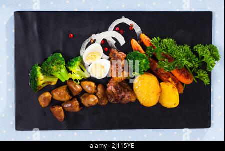Blick von oben auf Hühnerherzen mit gebackenen Kartoffeln Stockfoto