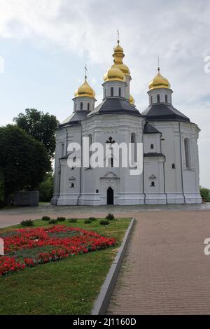 Die Katharinenkirche (Kosakenkathedrale der heiligen Katharina der Großen Märtyrerin) ist eine Kirche der orthodoxen Kirche der Ukraine in Tschernihiw. Stockfoto