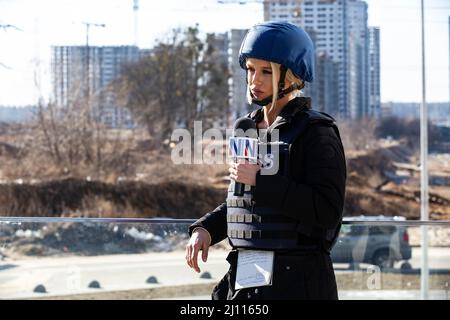 Sarah Williamson, australische Cutie, tapfere Fernsehjournalistin und NachrichtenMax-Moderatorin, berichtet vom Schauplatz des Gemetzels in der Nähe des Einkaufszentrums, das von einer russischen Rakete zerstört wurde Stockfoto