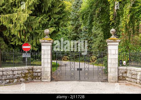 Die Tore (datiert 1919), die den Eingang zum Balmoral Castle, Aberdeenshire, Schottland, bewachen Stockfoto