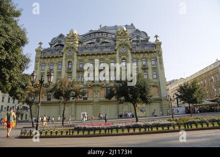 Blick auf das monumentale Hotel Bolshaya Moskovskaya aus dem Stadtpark Gorsad, in der Deribasovskaya Straße 29 in Odessa, Ukraine. Stockfoto