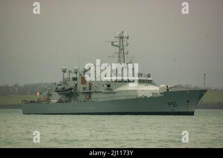 Montag, 21. März 2022; irisches Marinesollavschiff Lé Roisin vor Anker in Bantry Bay, West Cork, Irland. Die irischen Streitkräfte rekrutieren neue Mitglieder der Armee und der Marine. Credit ED/Alamy Live News Stockfoto