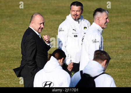 Prag, Tschechische Republik. 21. März 2022. Der tschechische Trainer Jaroslav Silhavy, Manager Libor Sionko und der Präsident des Fußballverbands der Tschechischen Republik (FACR) Martin Malik sprechen während des Trainings vor dem Spiel der tschechischen Nationalmannschaft gegen Schweden zur WM-Qualifikation in Prag, Tschechien, am 21. März 2022. Quelle: Ondrej Deml/CTK Photo/Alamy Live News Stockfoto