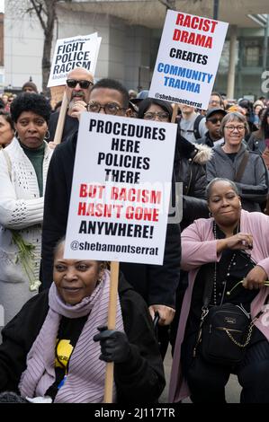 Am March20. 2022 nehmen Hunderte von Demonstranten an einer Kundgebung vor dem Rathaus von Hackney, London, Großbritannien, Teil, um ihre Unterstützung von Child Q zu demonstrieren Stockfoto