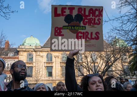 Am March20. 2022 nehmen Hunderte von Demonstranten an einer Kundgebung vor dem Rathaus von Hackney, London, Großbritannien, Teil, um ihre Unterstützung von Child Q zu demonstrieren Stockfoto