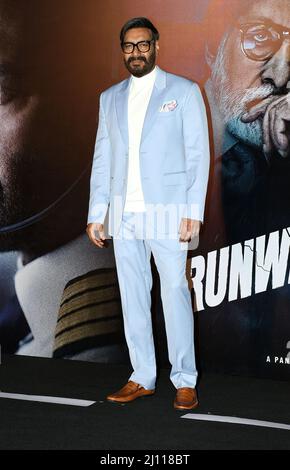 Mumbai, Indien. 21. März 2022. Bollywood-Schauspieler Ajay Devgn posiert für ein Foto während der Trailer-Vorstellung seines kommenden Films 'Runway 34' in Mumbai. Der Film erscheint am 29.. April 2022. Kredit: SOPA Images Limited/Alamy Live Nachrichten Stockfoto