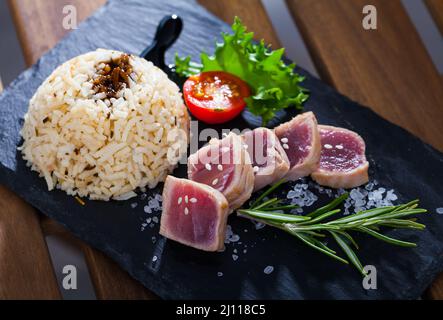 Thunfisch-Tataki mit Reisgarnierung Stockfoto