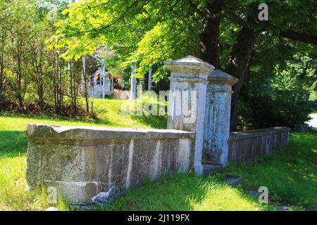 Alte Betonpfosten und Stützmauer auf einem leeren Grundstück, auf dem einst ein Haus stand, in der Innenstadt von St. John's, NL Stockfoto