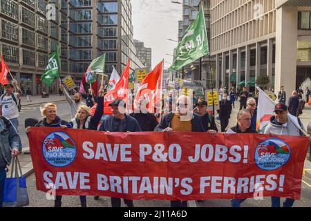 London, England, Großbritannien. 21. März 2022. Demonstranten marschieren in der Victoria Street. Mitarbeiter von P&O Ferries und Mitglieder der RMT Union marschierten vom Hauptsitz von DP World, dem Unternehmen, das P&O besitzt, ins Parlament, nachdem 800 britische Mitarbeiter entlassen und durch Leiharbeiter ersetzt wurden. (Bild: © Vuk Valcic/ZUMA Press Wire) Stockfoto