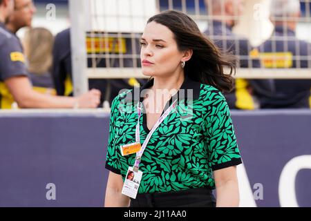 Bahrain International Circuit, Sakhir, Bahrain am 20. März 2022 Laura Winter Fan TV Moderatorin während der FORMEL 1 GULF AIR BAHRAIN GRAND PRIX 2022, Eleanor Hoad Credit: Every Second Media/Alamy Live News Stockfoto