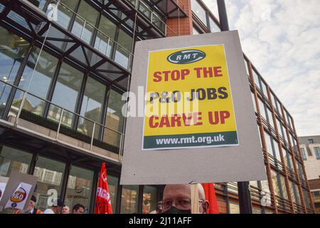 London, England, Großbritannien. 21. März 2022. Demonstranten vor dem DP World HQ. Mitarbeiter von P&O Ferries und Mitglieder der RMT Union marschierten vom Hauptsitz von DP World, dem Unternehmen, das P&O besitzt, ins Parlament, nachdem 800 britische Mitarbeiter entlassen und durch Leiharbeiter ersetzt wurden. (Bild: © Vuk Valcic/ZUMA Press Wire) Stockfoto