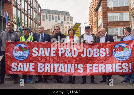 London, England, Großbritannien. 21. März 2022. Demonstranten vor dem DP World HQ. Mitarbeiter von P&O Ferries und Mitglieder der RMT Union marschierten vom Hauptsitz von DP World, dem Unternehmen, das P&O besitzt, ins Parlament, nachdem 800 britische Mitarbeiter entlassen und durch Leiharbeiter ersetzt wurden. (Bild: © Vuk Valcic/ZUMA Press Wire) Stockfoto