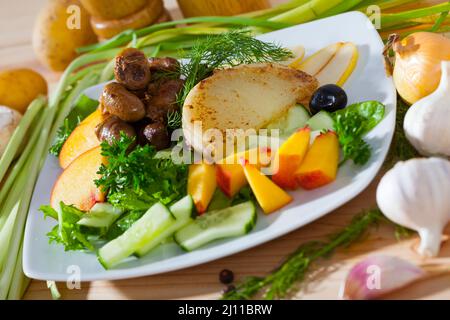 Salat mit Hühnerherzen und gebratenem Käse Stockfoto