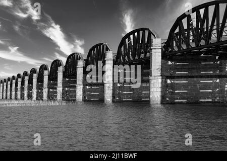 Alte Eisenbahnbrücke aus rostfreiem Stahl mit Bögen in dömitz deutschland Stockfoto