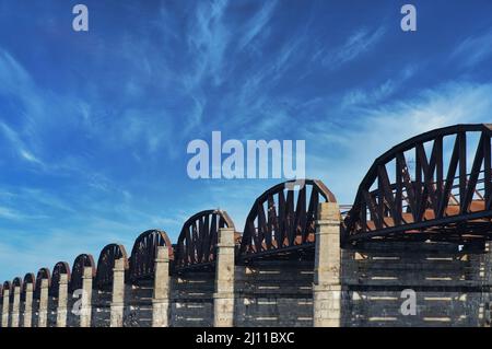 Alte Eisenbahnbrücke aus rostfreiem Stahl mit Bögen in dömitz deutschland Stockfoto