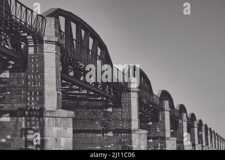 Alte Eisenbahnbrücke aus rostfreiem Stahl mit Bögen in dömitz deutschland Stockfoto