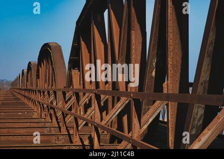 Alte Eisenbahnbrücke aus rostfreiem Stahl mit Bögen in dömitz deutschland Stockfoto