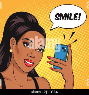 Glückliche afroamerikanische Frau lächelt und fotografiert auf ihrem Smartphone mit Textblase Smile! Selfie Pop Art Retro Comics Stil Vektor Illustration Stock Vektor