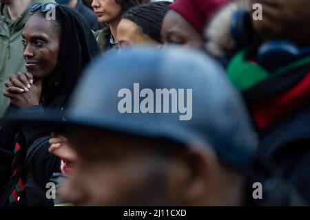 20.. März 2022 London UK Suppliers of Child Q gesehen vor dem Rathaus von Hackney während der Kundgebung. Die Demonstranten hören den Rednern im Norden Londons zu. Stockfoto