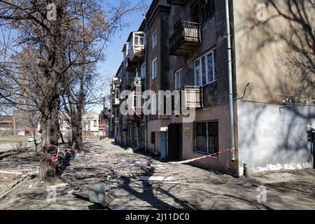 Dnipro, Ukraine - 21. März 2022 - das Absperrband verschließt den Ort, an dem die Folgen von Raketenangriffen im Stadtteil Nowokodatskyi der Stadt, Dnipro, Ostukraine, beseitigt werden.Foto: Mykola Myakshykov/Ukrinform/ABACAPRESS.COM Stockfoto