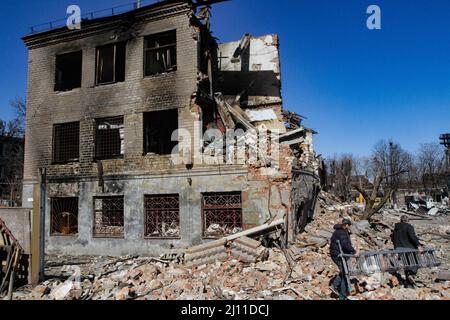 Dnipro, Ukraine - 21. März 2022 - zwei Männer tragen während der Beseitigung der Folgen von Raketenangriffen im Stadtteil Nowokodatskyi der Stadt, Dnipro, Ostukraine, eine Mädelleiter.Foto: Mykola Myakshykov/Ukrinform/ABACAPRESS.COM Stockfoto