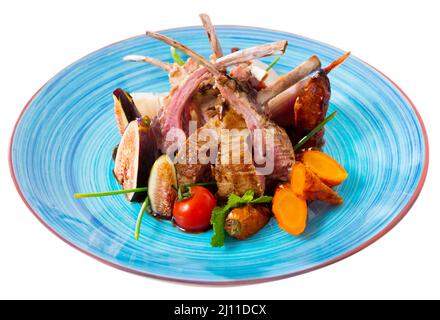 Geröstete Rippchen aus Hammelfleisch mit Feigen, Gemüse, Sauce Demi-Glace Stockfoto