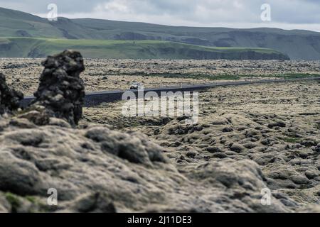 Sehr typische Ansicht der schwarzen felsigen Lavaebenen im Süden Islands, bedeckt mit Moos Stockfoto