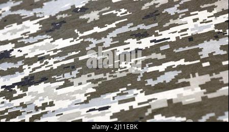 Stoff mit Textur der ukrainischen Militär verpixelt Tarnung. Tuch mit Camo-Muster in grauen, braunen und grünen Pixelformen. Offizielle Uniform von Ukrai Stockfoto