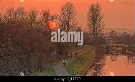 Glasgow, Schottland, Großbritannien 21.. März 2022. UK Wetter: Ein weiterer sonniger Tag sah sommerliches Wetter mit steigenden Temperaturen über der Stadt und einem herrlichen Sonnenuntergang über dem Forth und clyde Kanal und dem clydebank titan Kran. Credit Gerard Ferry/Alamy Live News Stockfoto