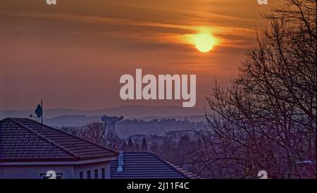 Glasgow, Schottland, Großbritannien 21.. März 2022. UK Wetter: Ein weiterer sonniger Tag sah sommerliches Wetter mit steigenden Temperaturen über der Stadt und einem herrlichen Sonnenuntergang über dem Forth und clyde Kanal und dem clydebank titan Kran. Credit Gerard Ferry/Alamy Live News Stockfoto