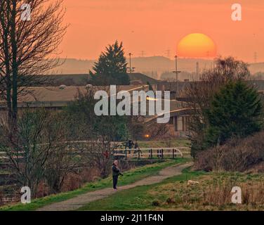 Glasgow, Schottland, Großbritannien 21.. März 2022. UK Wetter: Ein weiterer sonniger Tag sah sommerliches Wetter mit steigenden Temperaturen über der Stadt und einem herrlichen Sonnenuntergang über dem Forth und clyde Kanal und dem clydebank titan Kran. Credit Gerard Ferry/Alamy Live News Stockfoto